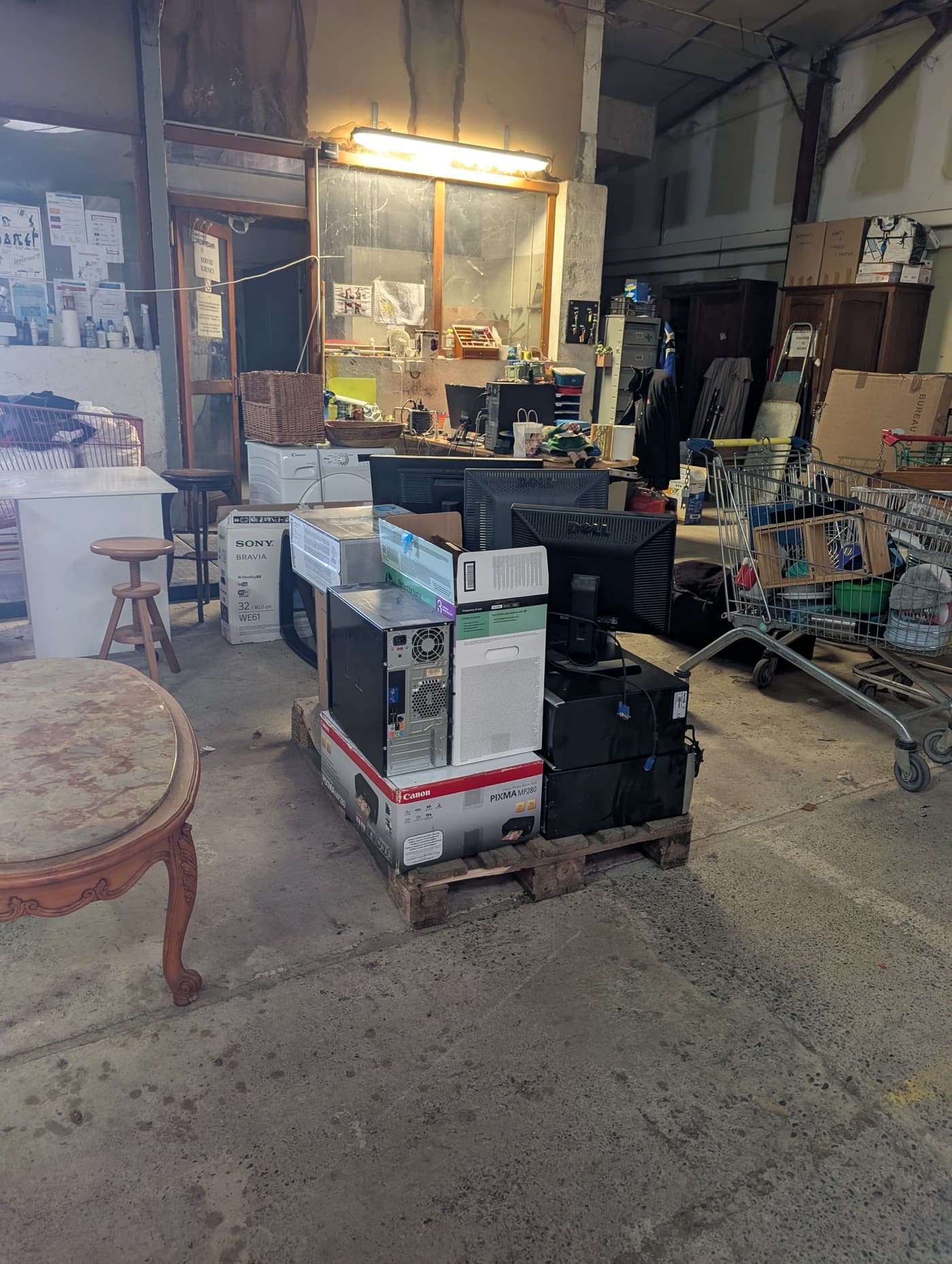 Équipements en attente de tri dans l'espace de la recyclerie