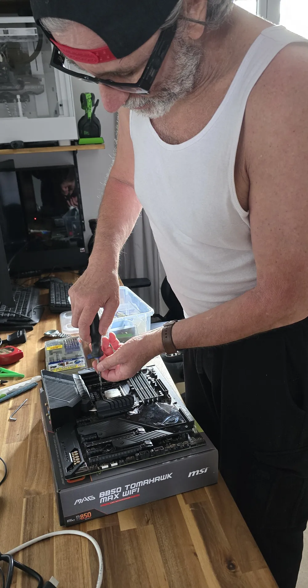 François, bénévole référent technique, au travail sur une carte mère d'ordinateur