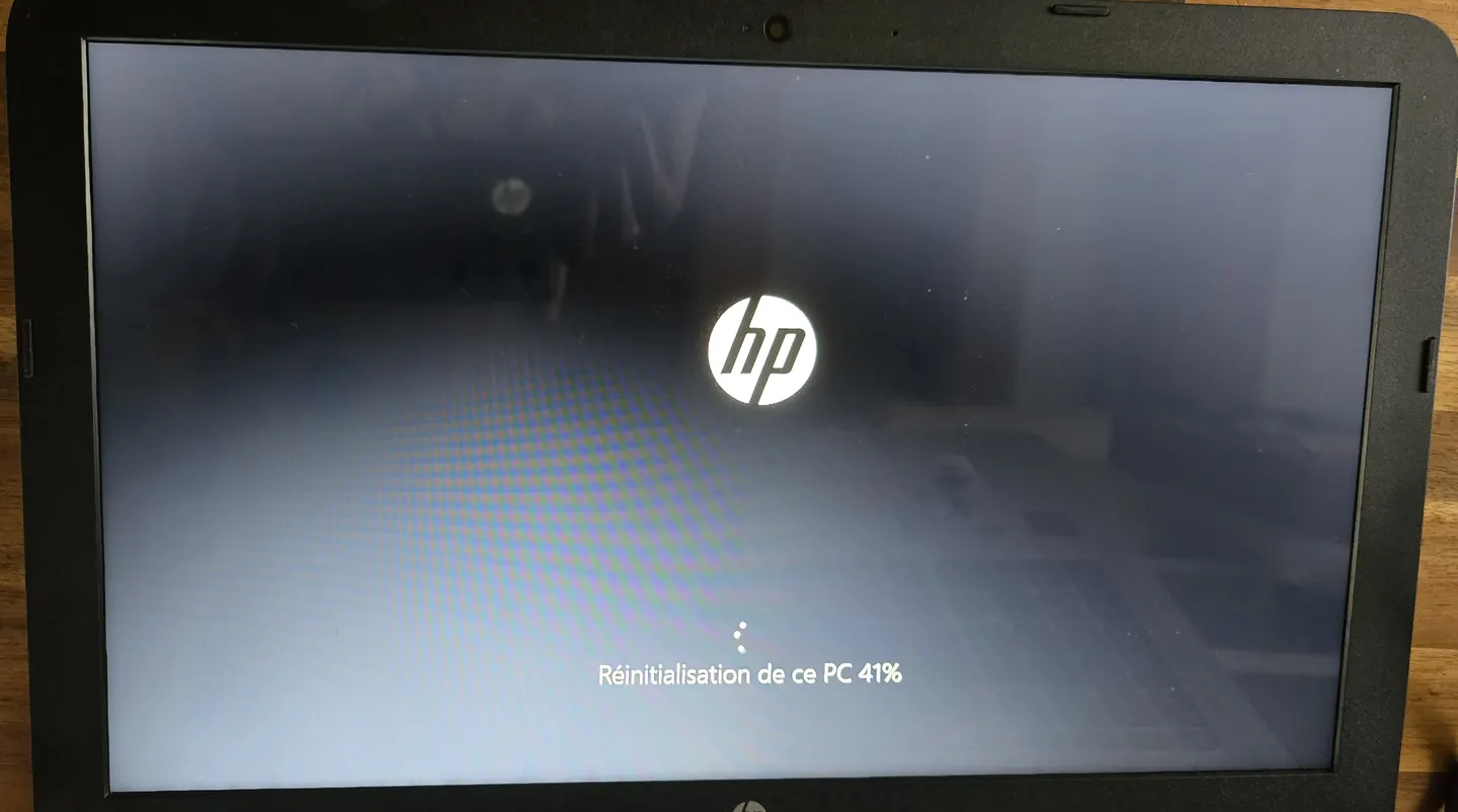 L'écran d'un ordinateur portable affichant « Réinitialisation de ce PC, 41 % », étape de remise à zéro avant redistribution.