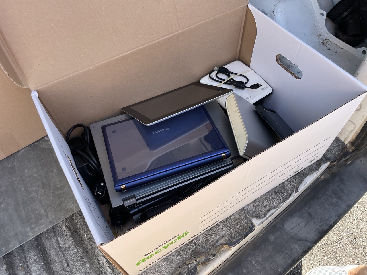 Ordinateur portable et tablette prêts à être déposés